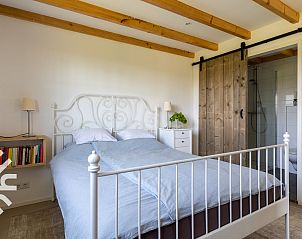 Ferienhaus ZE1208 in Kamperland, Noord-Beveland, mit Terrasse und Gartenmbeln unter Sonnenschirm.