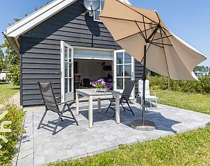 Luftaufnahme des Ferienhauses ZE1208 in Kamperland, umgeben von grnen Feldern in Zeeland.