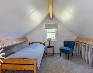 Mansardenzimmer im Ferienhaus ZE1208 in Kamperland, Noord-Beveland, mit Holzbalken.