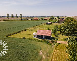 Auenterrasse des Ferienhauses ZE1208 in Kamperland, Nord-Beveland, mit Blick auf die Felder.