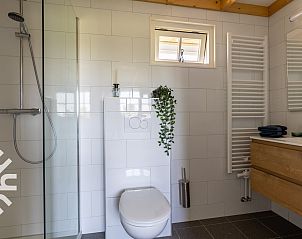 Mansardenzimmer mit Einzelbett im Ferienhaus ZE1208 in Kamperland, Nord-Beveland.