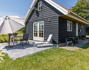 Blick von der Terrasse des Ferienhauses ZE1208 in Kamperland, Noord-Beveland, mit Sonnenschirm.