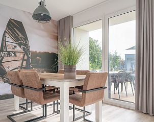 Stilvolle Essecke im Bungalow de Boei, Kamperland, mit Blick auf die Natur von Nord-Beveland, Zeeland.