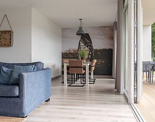 Gerumiges Wohnzimmer mit viel Licht im Bungalow de Boei, Kamperland, Noord-Beveland, Zeeland.