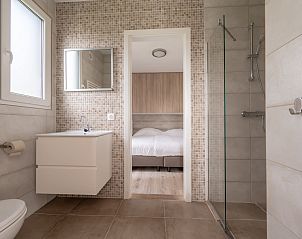 Modernes Badezimmer im Bungalow de Boei, Kamperland, mit Zugang zum Schlafzimmer in Noord-Beveland, Zeeland.