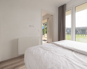 Schlafzimmer mit viel Licht im Bungalow de Boei, Kamperland, Noord-Beveland, Zeeland.