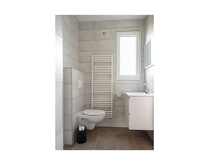 Stilvolles Badezimmer im Bungalow de Boei, Kamperland, mit modernen Einrichtungen in Noord-Beveland, Zeeland.