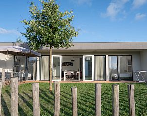 Bungalow de Jutter in Kamperland mit moderner Architektur und groem Garten.
