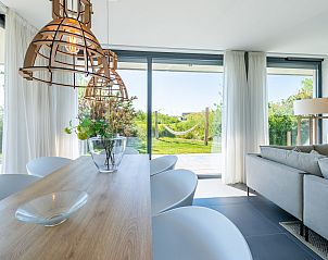 Stijlvolle eetruimte met uitzicht in Duinvallei 32, vakantiehuis in Kamperland, Zeeland.