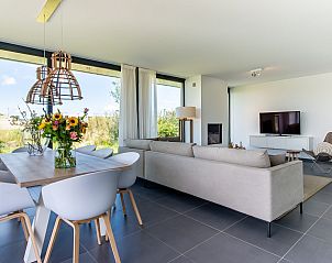 Open woon- en eetkamer in Duinvallei 32, vakantiehuis in Kamperland, Zeeland.