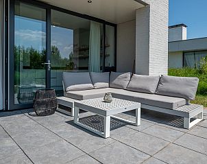 Gezellig terras met loungebank in Duinvallei 32, vakantiehuis in Kamperland, Zeeland.