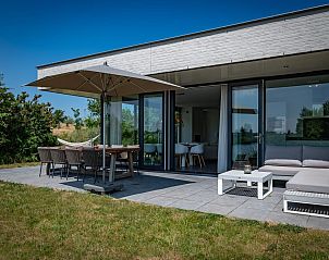 Ruim terras met eethoek en parasol in Duinvallei 32, vakantiehuis in Kamperland, Zeeland.