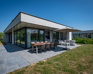 Buitenterras met uitzicht op tuin in Duinvallei 32, vakantiehuis in Kamperland, Zeeland.