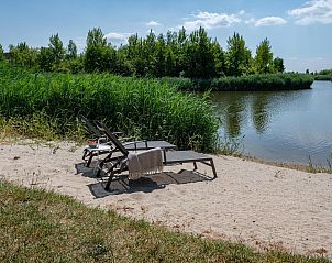 Priv strandje met ligstoelen in Duinvallei 32, vakantiehuis in Kamperland, Zeeland.