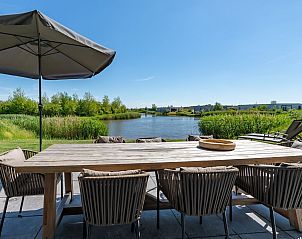 Uitzicht vanaf terras op water in Duinvallei 32, vakantiehuis in Kamperland, Zeeland.