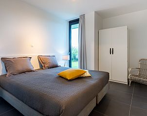 Slaapkamer met tweepersoonsbed in Duinvallei 32, vakantiehuis in Kamperland, Zeeland.