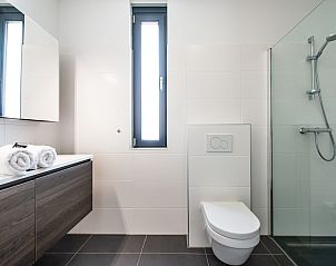 Moderne badkamer met douche in Duinvallei 32, vakantiehuis in Kamperland, Zeeland.