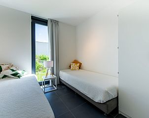 Gezellige slaapkamer met uitzicht in Duinvallei 32, vakantiehuis in Kamperland, Zeeland.