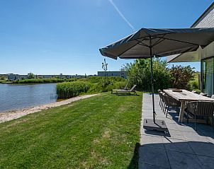 Buitenzitje met uitzicht op water in Duinvallei 32, vakantiehuis in Kamperland, Zeeland.