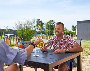 Auf der Terrasse des Bungalow de Jutter in Kamperland knnen die Gste die Natur genieen.