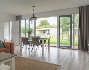 Helle Essecke mit Blick auf den Garten im Bungalow de Jutter, Kamperland.