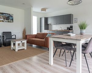 Gemtliche Sitzecke im Wohnzimmer von Bungalow de Jutter, Kamperland.