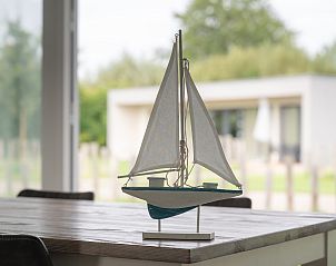 Dekoratives Segelschiff auf dem Tisch im Bungalow de Jutter, Kamperland, inmitten der Natur.