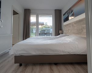 Gerumiges Schlafzimmer mit natrlichem Licht im Bungalow de Jutter, Kamperland, Zeeland.