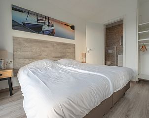 Modernes Schlafzimmer mit eigenem Bad im Bungalow de Jutter, Kamperland.