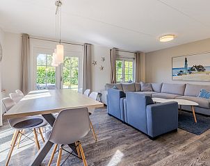 Cozy living room in Villa R8B, a vacation home in Kamperland, North Beveland, with modern furnishings and garden views.