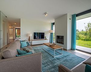 Moderne zithoek in Waterlijn 25 | De Groote Duynen, vakantiehuis in Kamperland, Noord-Beveland, met comfortabele banken.