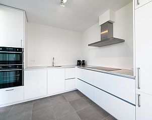 Strakke keuken in Waterlijn 25 | De Groote Duynen, vakantiehuis in Kamperland, Noord-Beveland, met moderne apparatuur.