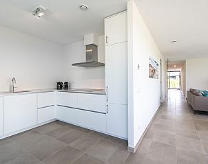 Keuken en gang in Waterlijn 25 | De Groote Duynen, vakantiehuis in Kamperland, Noord-Beveland, met toegang tot de woonkamer.