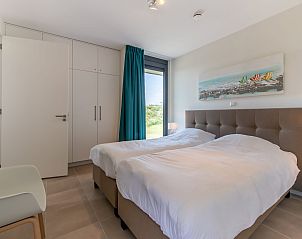 Comfortabele slaapkamer in Waterlijn 25 | De Groote Duynen, vakantiehuis in Kamperland, Noord-Beveland, met tweepersoonsbed.