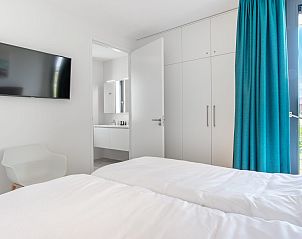 Slaapkamer met ensuite badkamer in Waterlijn 25 | De Groote Duynen, vakantiehuis in Kamperland, Noord-Beveland.