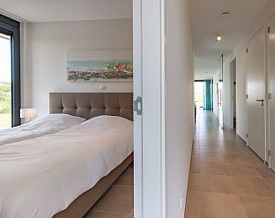 Hal en slaapkamer in Waterlijn 25 | De Groote Duynen, vakantiehuis in Kamperland, Noord-Beveland, met toegang tot de woonkamer.