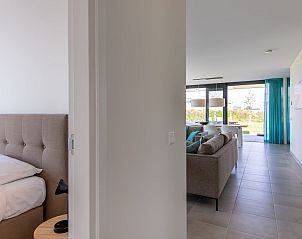 Zicht op woonkamer vanuit slaapkamer in Waterlijn 25 | De Groote Duynen, vakantiehuis in Kamperland, Noord-Beveland.