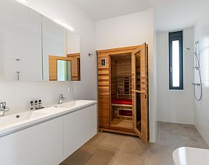 Badkamer met sauna in Waterlijn 25 | De Groote Duynen, vakantiehuis in Kamperland, Noord-Beveland, voor ultieme ontspanning.
