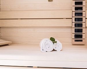 Detail van sauna in Waterlijn 25 | De Groote Duynen, vakantiehuis in Kamperland, Noord-Beveland, met handdoeken.