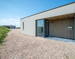 Ingang van Waterlijn 25 | De Groote Duynen, vakantiehuis in Kamperland, Noord-Beveland, met moderne architectuur.