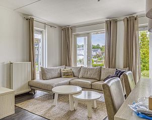 Gezellige woonkamer in Vrijstaande woning in Kamperland, vakantiehuis in Noord-Beveland, Zeeland met uitzicht op groene omgeving.