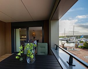 Geniet van het uitzicht op de jachthaven vanaf het terras van VZ2408 Vakantieappartement in Kamperland, Noord-Beveland, Zeeland.