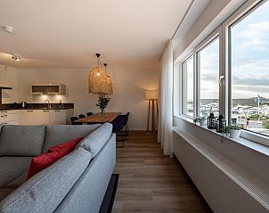 Ruime woonkamer met moderne zithoek in VZ2408 Vakantieappartement, gelegen in Kamperland, Noord-Beveland, Zeeland.