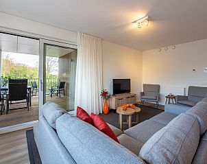 Comfortabele woonkamer met toegang tot het balkon in VZ2408 Vakantieappartement, Kamperland, Noord-Beveland, Zeeland.