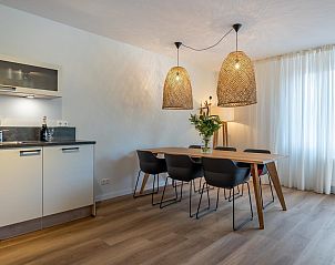 Gezellige eetruimte met moderne verlichting in VZ2408 Vakantieappartement, Kamperland, Noord-Beveland, Zeeland.