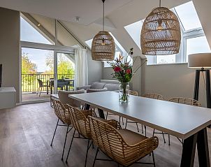 Lichte eetkamer met uitzicht op de tuin in VZ2408 Vakantieappartement, Kamperland, Noord-Beveland, Zeeland.