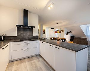 Sfeervolle woonkamer met comfortabele stoelen in VZ2408 Vakantieappartement, Kamperland, Noord-Beveland, Zeeland.