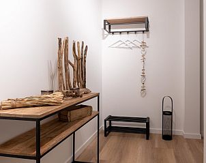 Inkomhal met decoratieve elementen in VZ2408 Vakantieappartement, Kamperland, Noord-Beveland, Zeeland.