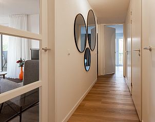 Stijlvolle gang met moderne spiegels in VZ2408 Vakantieappartement, Kamperland, Noord-Beveland, Zeeland.