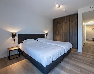 Ruime slaapkamer met comfortabel bed in VZ2408 Vakantieappartement, Kamperland, Noord-Beveland, Zeeland.